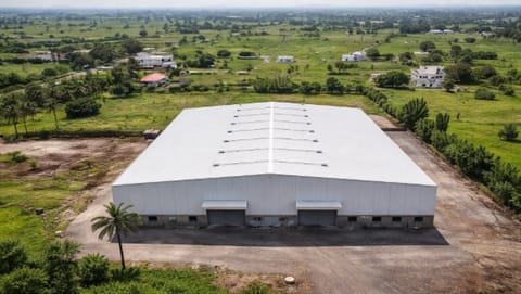 Steel prefabricated industrial structure with PEB technology and modern construction design